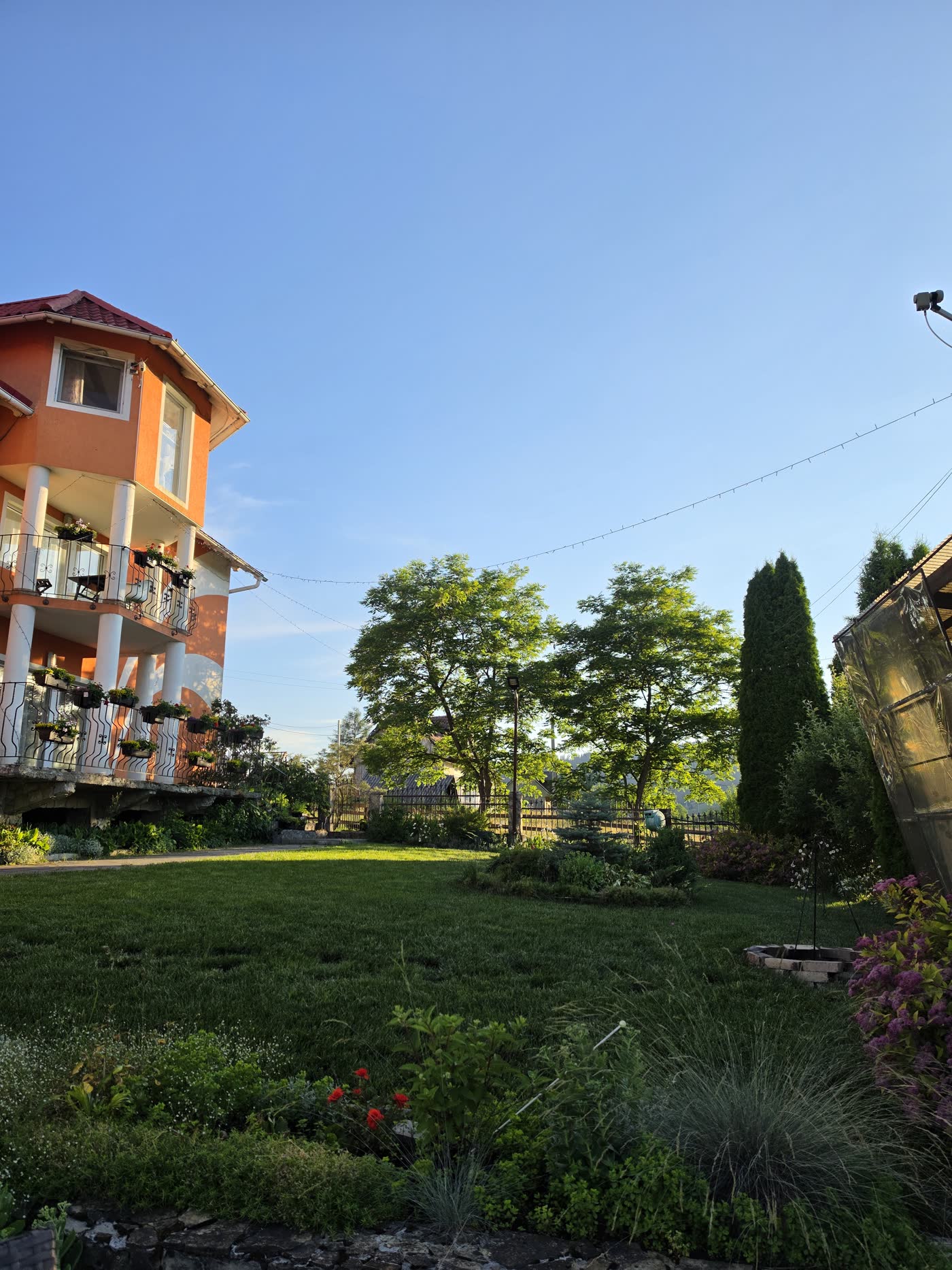 Casa vara, cu grădina înflorită