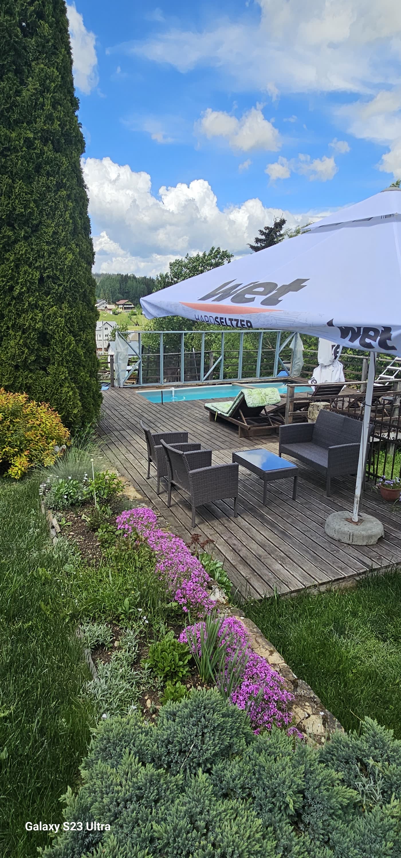 Deck-ul piscinei cu umbrelă și mobilier de grădină