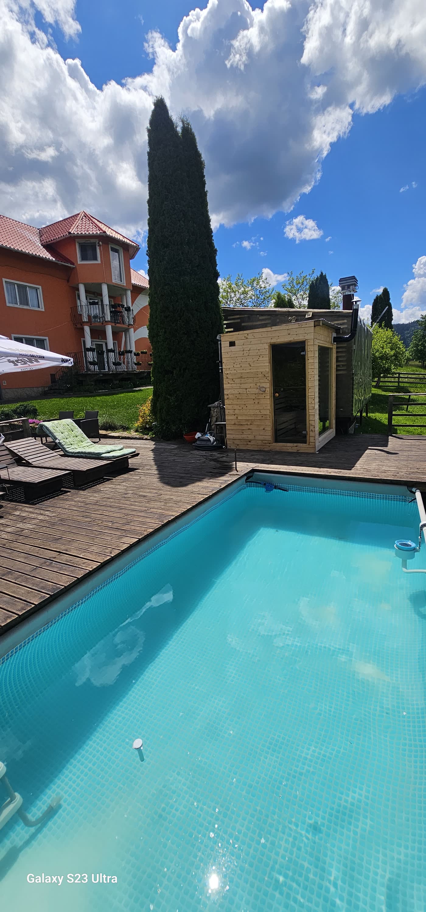 Piscina și sauna în grădină
