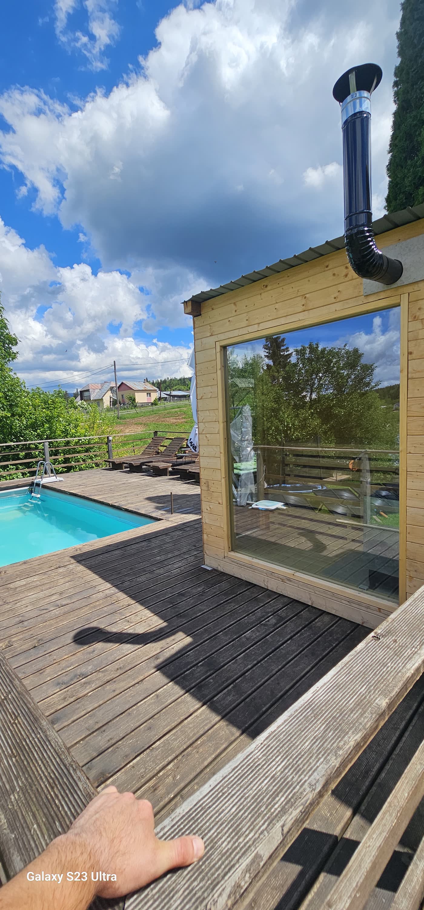 Piscina, văzută de lângă saună