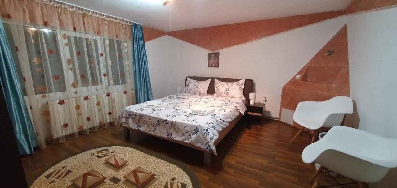 Dormitor cu pat dublu și covor rotund
