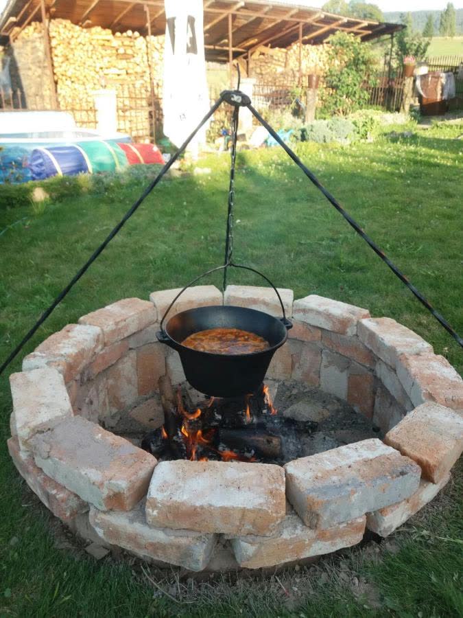 Ceaun pe foc de tabără